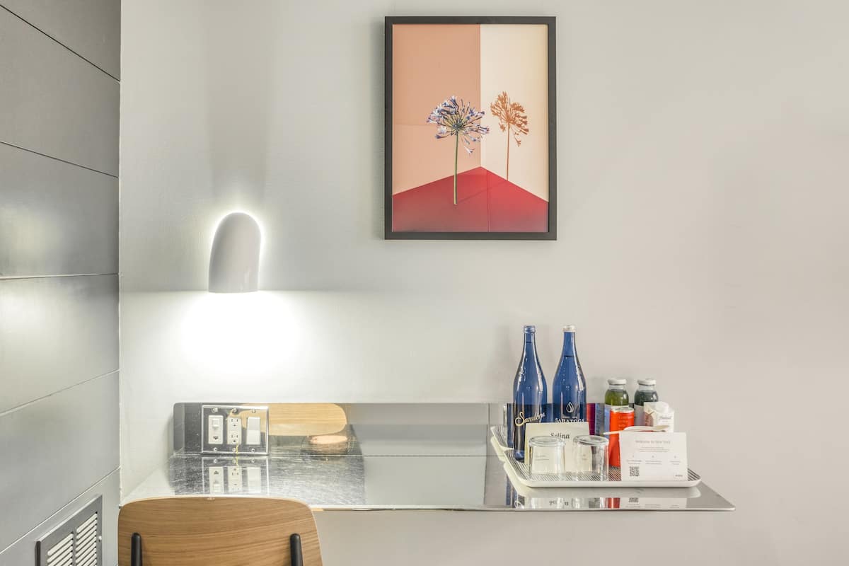 1 ห้องนอน, ตู้นิรภัยในห้องพัก, โต๊ะทำงาน, ผ้าม่านกันแสง