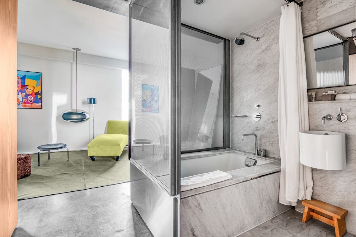 ฝักบัว, เรนชาวเวอร์, ผ้าเช็ดตัว