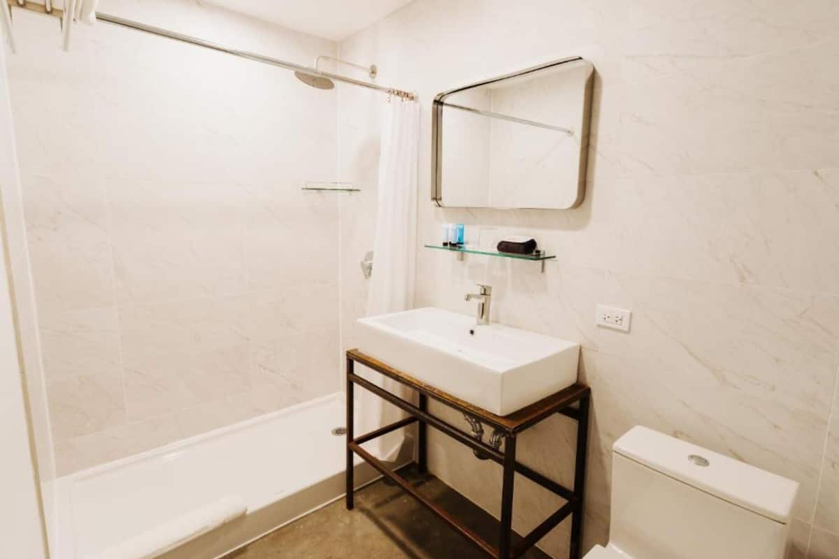 Standard Mini | ห้องน้ำ | ฝักบัว, เรนชาวเวอร์, ผ้าเช็ดตัว