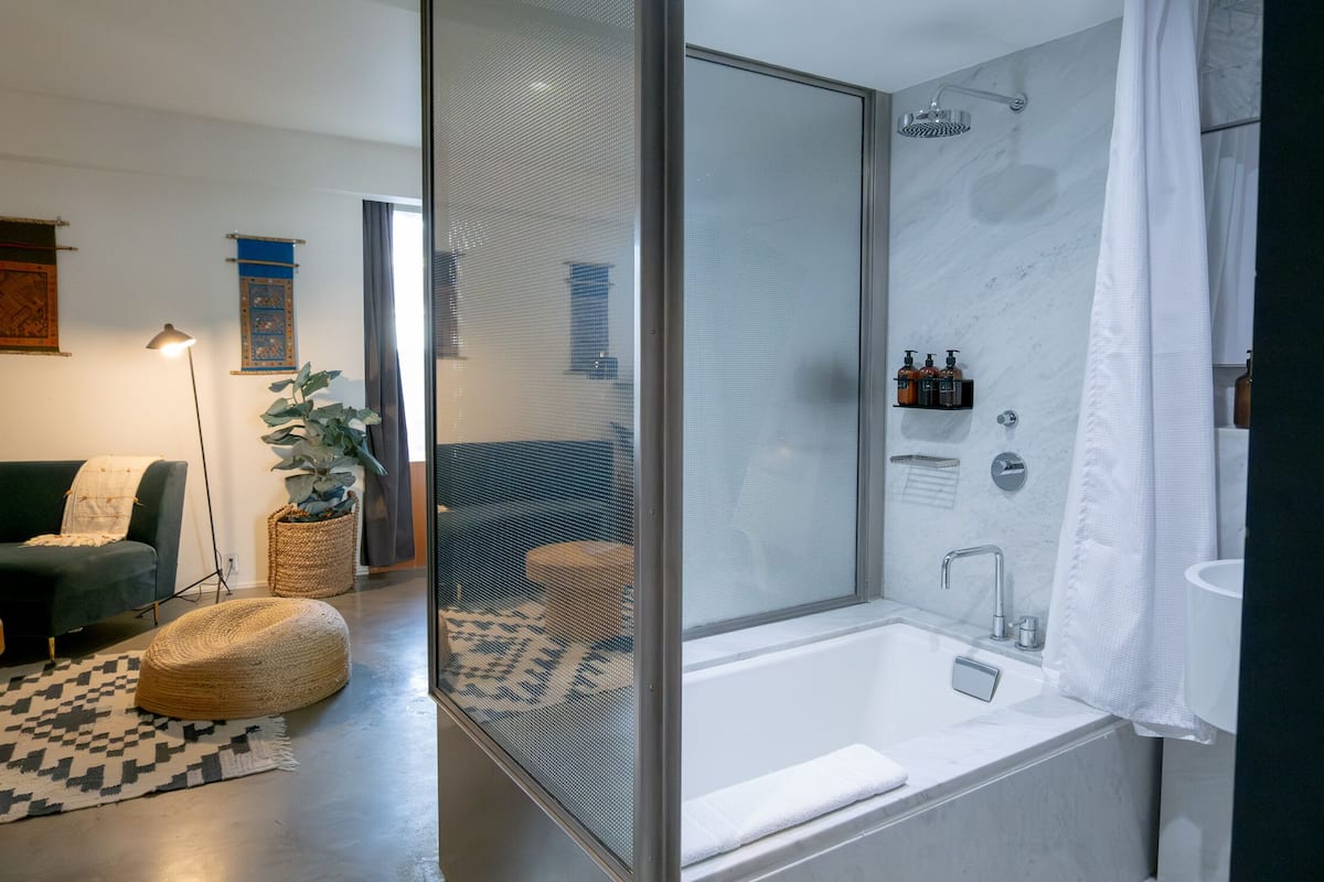 ห้องสตูดิโอสวีท | 1 ห้องนอน, ตู้นิรภัยในห้องพัก, โต๊ะทำงาน, ผ้าม่านกันแสง