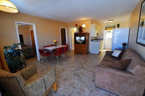 Departamento, 2 habitaciones | Cocineta privada | Refrigerador, microondas y cafetera y tetera