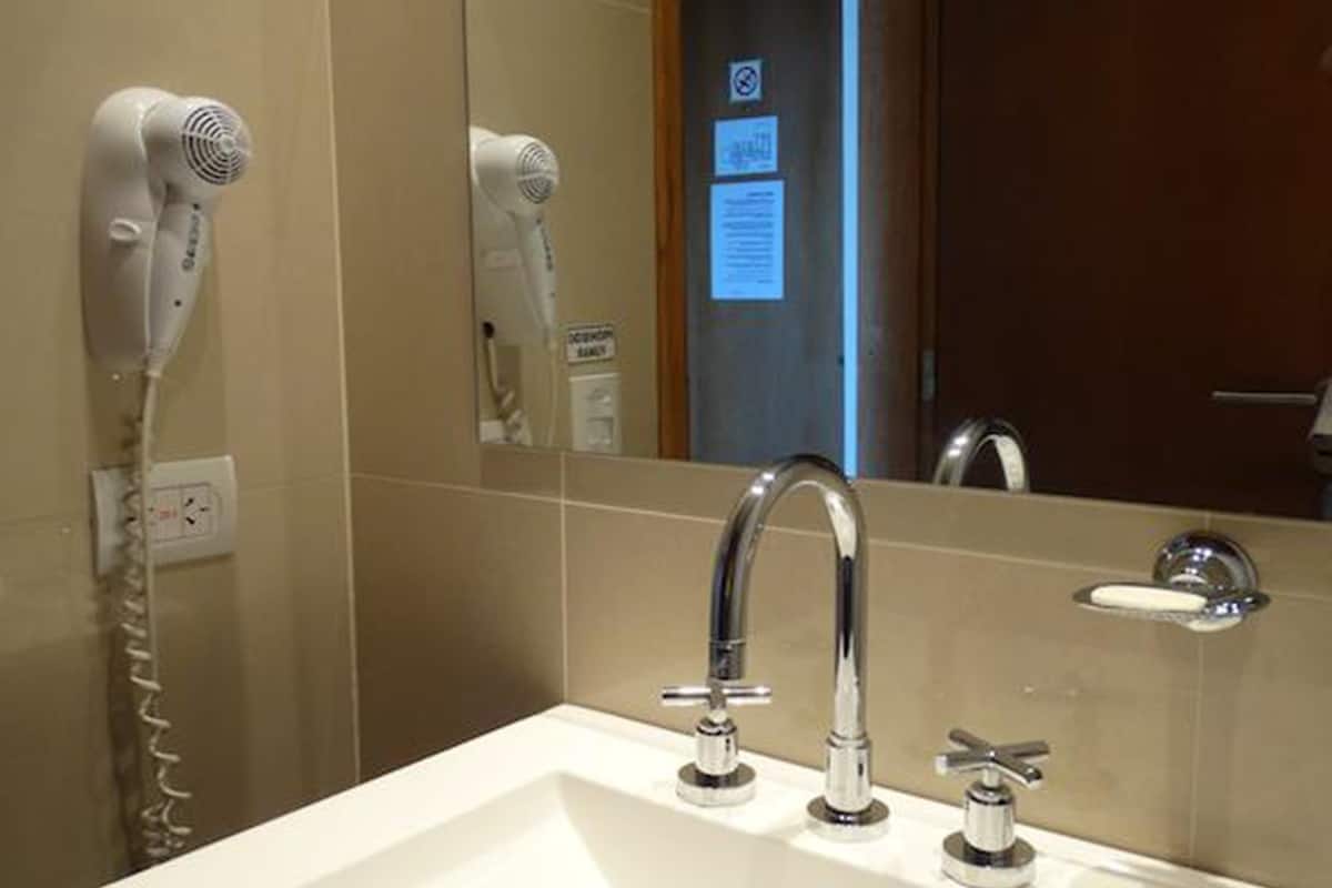 standard triple room, 1 bedroom | in-room safe, free cots/infant beds, bed sheets