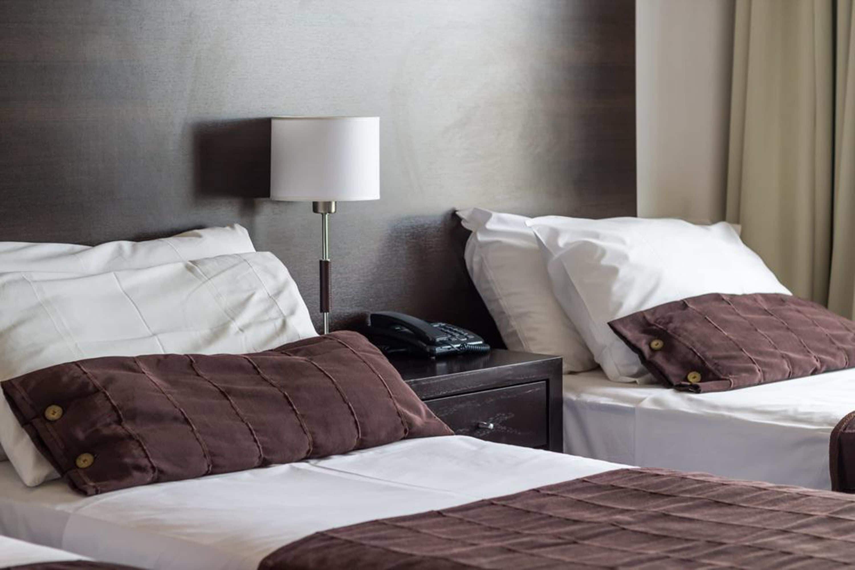 standard double room, 1 queen bed | in-room safe, free cots/infant beds, bed sheets