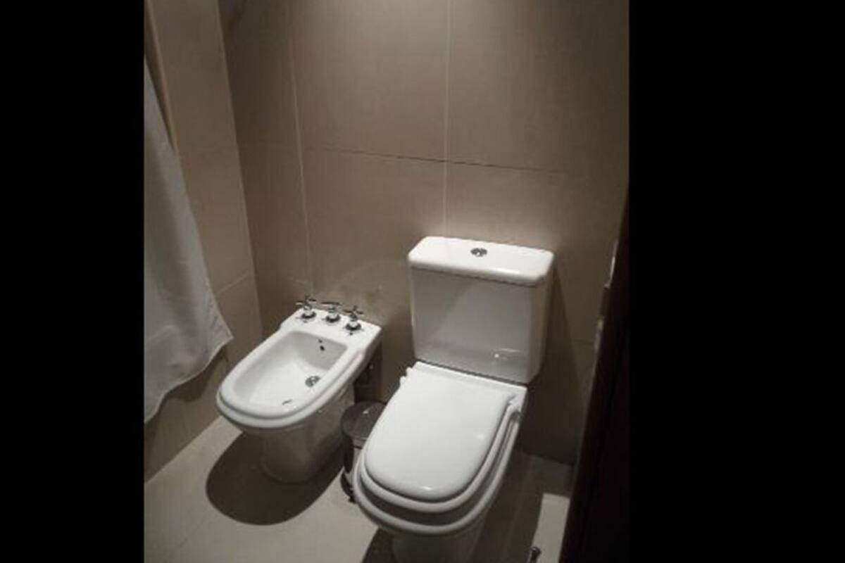 standard double room, 1 queen bed | bathroom | combined shower/bathtub, rainfall showerhead, free toiletries