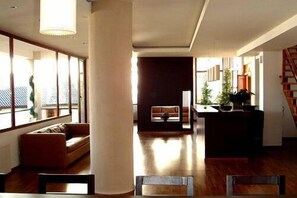 Lobby sitting area - View Hotel BRC (San Carlos de Bariloche)