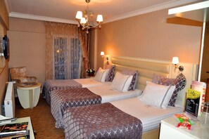 Chambre Triple | Literie de qualité supérieure, surmatelas, minibar