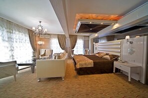 高档床上用品、加厚床垫、迷你吧、客房内保险箱