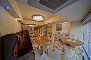 Frokost, lunsj og middag serveres