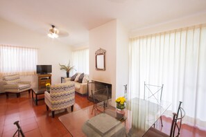 Bungalow, 2 chambres | Salle de séjour