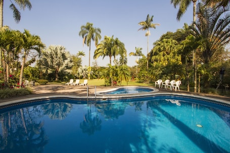 Outdoor pool. Hotel Posada Loma