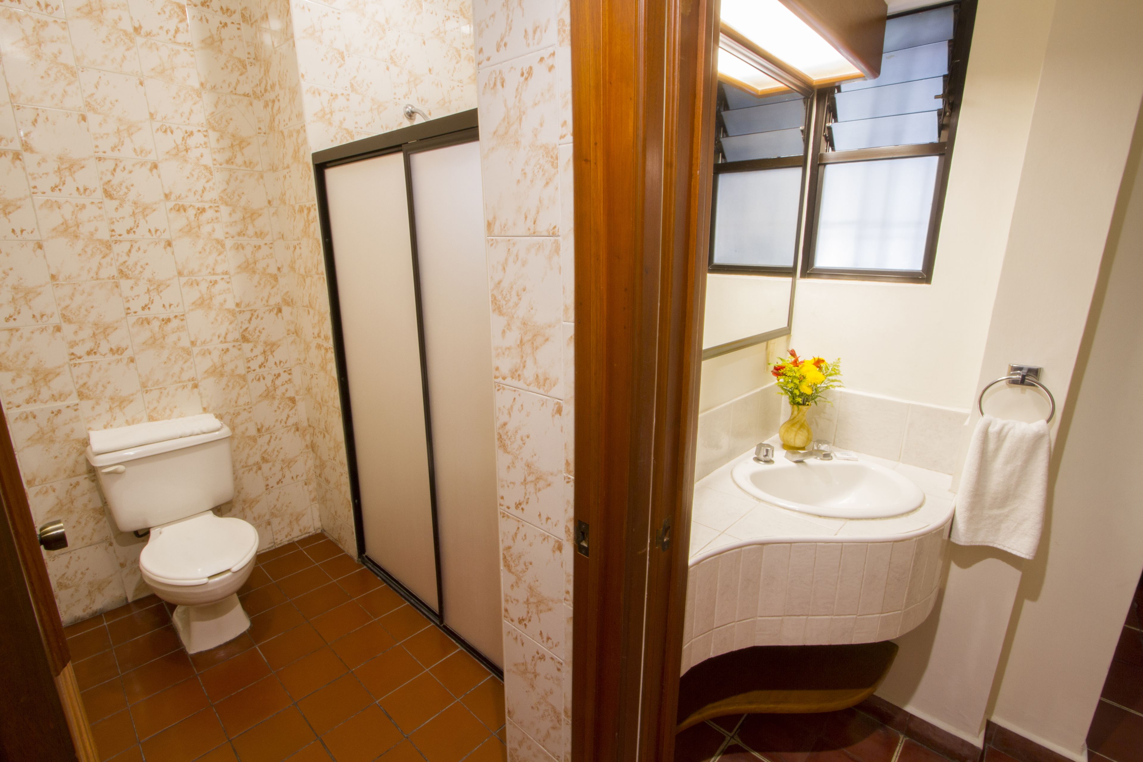 junior suite | bathroom | shower, free toiletries, hair dryer, towels