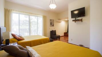 Junior Suite | Decoración personalizada, muebles diferentes y cortinas blackout