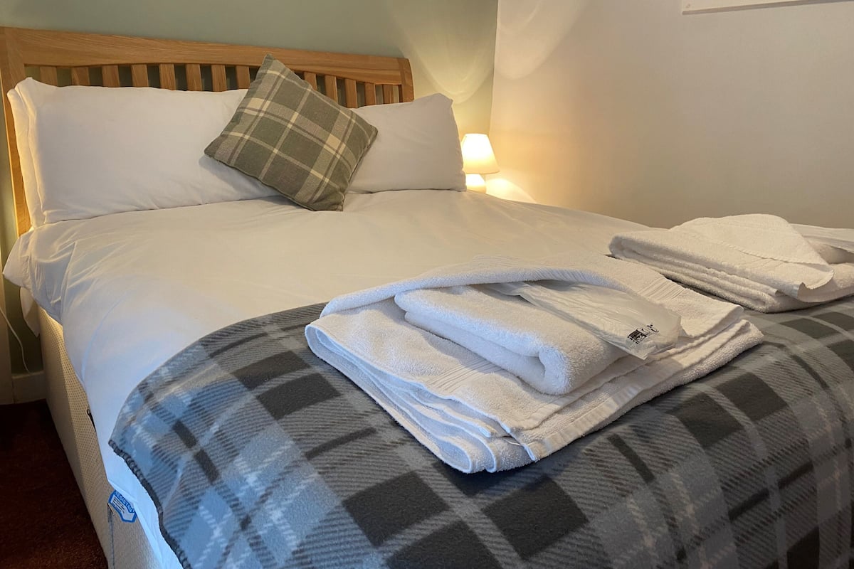 Chambre Double Standard, salle de bains attenante | Fer et planche à repasser, Wi-Fi gratuit