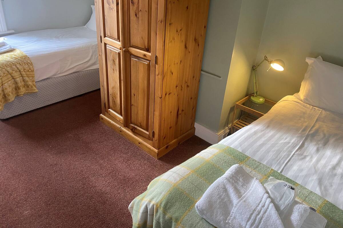 Chambre Standard avec lits jumeaux, salle de bains privée (across landing) | Fer et planche à repasser, Wi-Fi gratuit