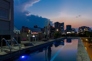 Hồ bơi ngoài trời, ghế dài tắm nắng 