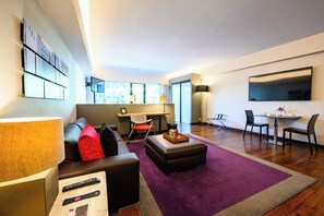 Premium bedding, in-room safe, individually decorated, blackout curtains - Las Suites Campos Eliseos (Mexico City)