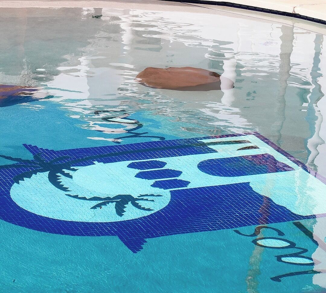 Ein Schwimmbecken mit einem blau-weißen Mosaikboden.