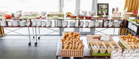 Daily continental breakfast (EUR 14 per person)