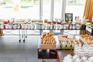 Petit déjeuner continental (14 EUR par personne)