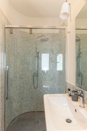 Suite exclusiva | Baño | Amenidades de baño gratuitas, secadora de cabello, bidet, toallas 