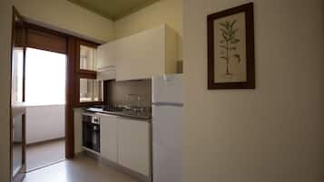 Luxus apartman, 1 hálószobával, kilátással a városra | Privát konyha | Hűtőszekrény és főzőedények/tányérok/evőeszközök