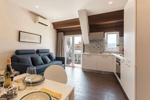 Romantisk suite | Oppholdsområde | En 32-tommers LCD-TV med digitale kanaler samt TV