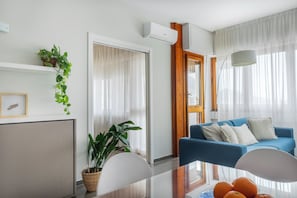 Deluxe Apartment (size L) | Living area | 32-inch LCD TV with digital channels, TV - Marbela Apartments & Suites (Palermo)