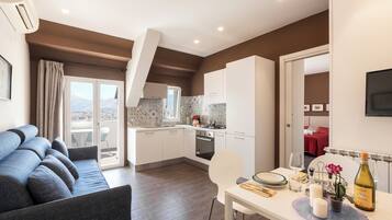 Romantik-suite | Opholdsområde | 32-tommers LCD-tv med digitale kanaler, tv