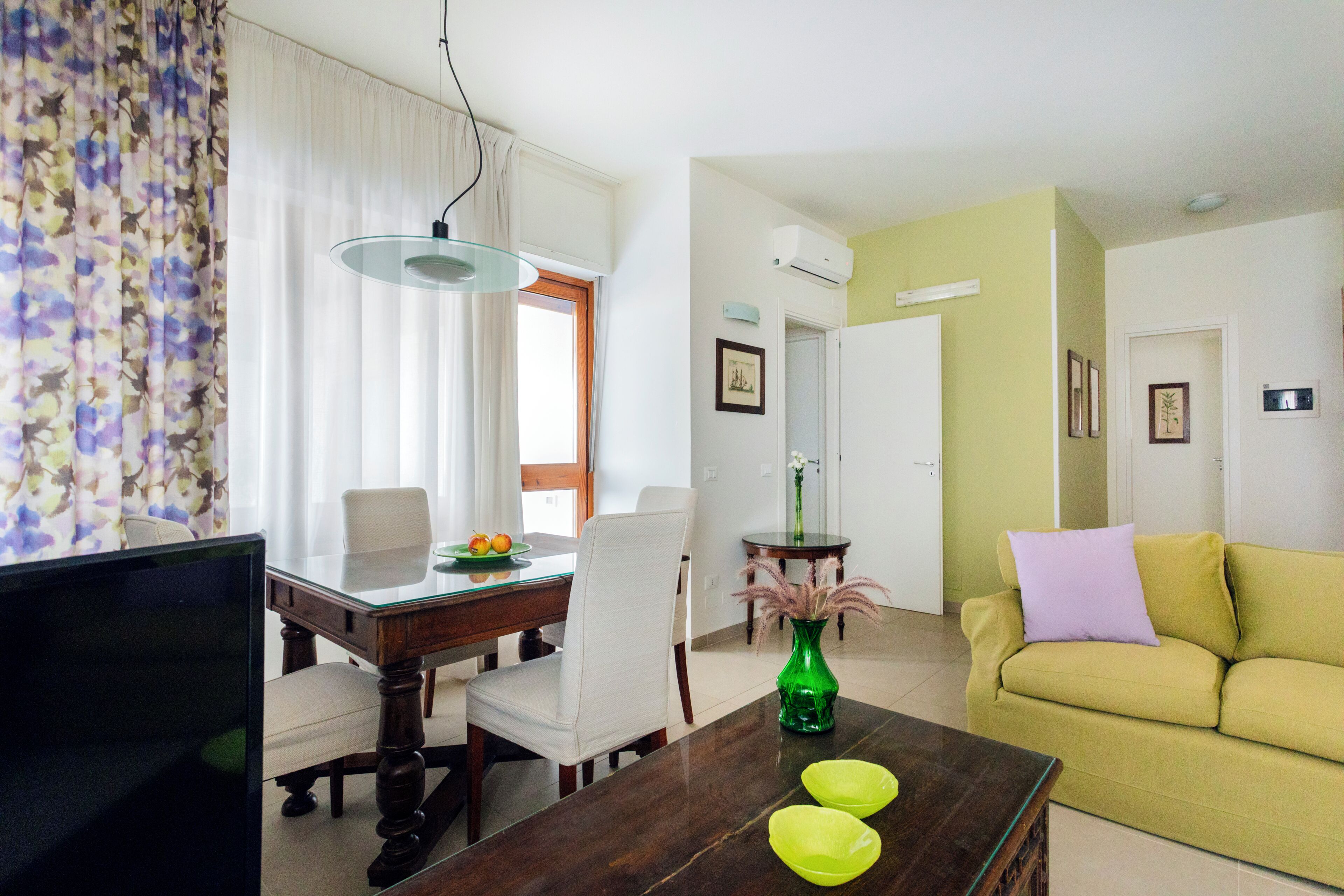 Luxury-Apartment, 1 Schlafzimmer, Stadtblick | Wohnbereich | 32-Zoll-LCD-Fernseher mit Digitalempfang, Fernseher