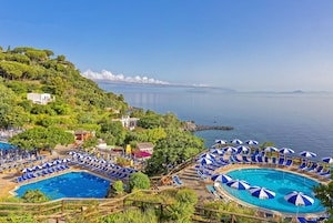 2 piscinas internas, 8 piscinas externas, guarda-sóis, espreguiçadeiras