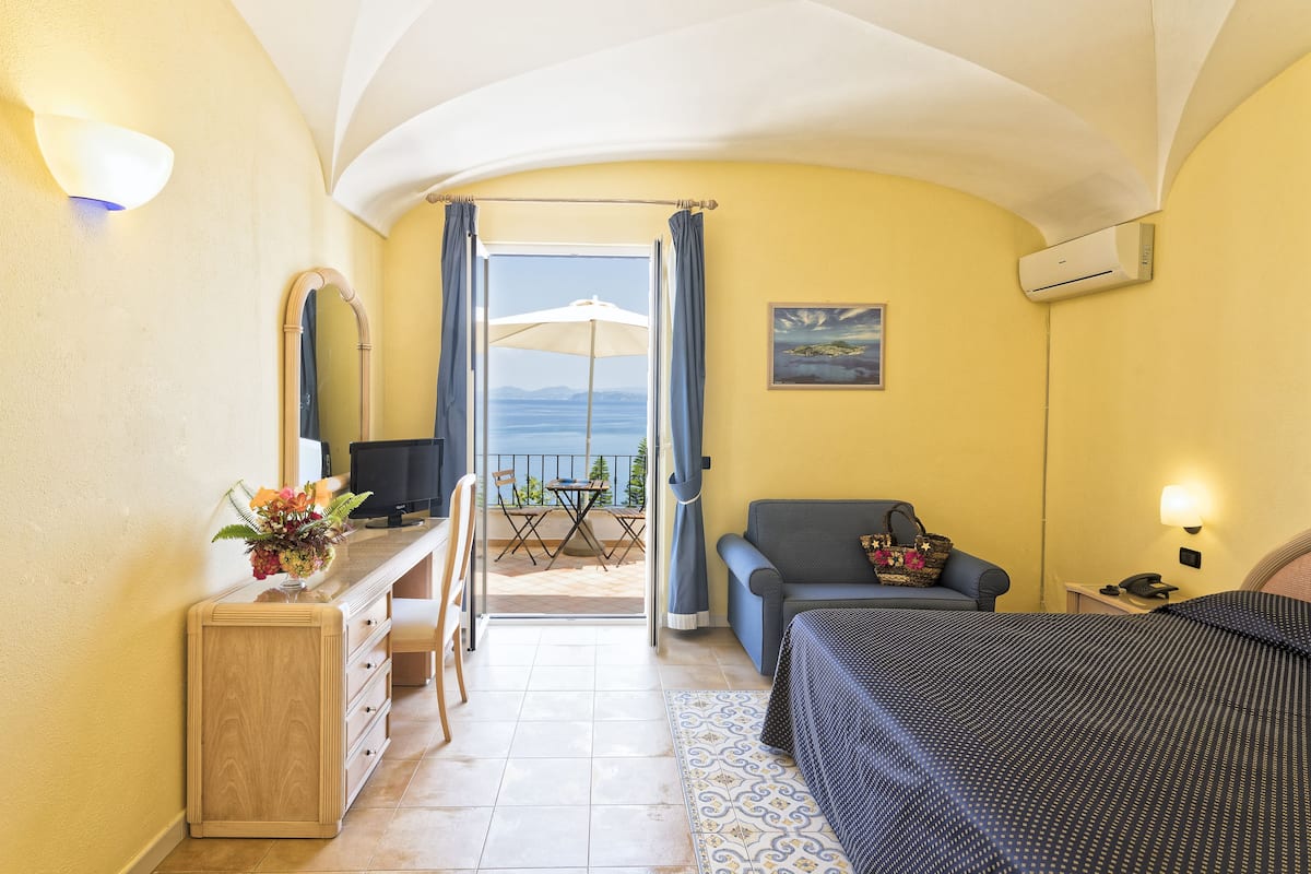 double superior sea view room | 1 bedroom, minibar, in-room safe, individually decorated