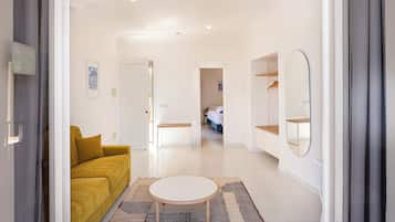 Suite Junior | Minibar, in-room safe, individually decorated, individually furnished
