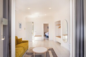 Suite Junior | Minibar, coffre-fort, décor unique, ameublement unique