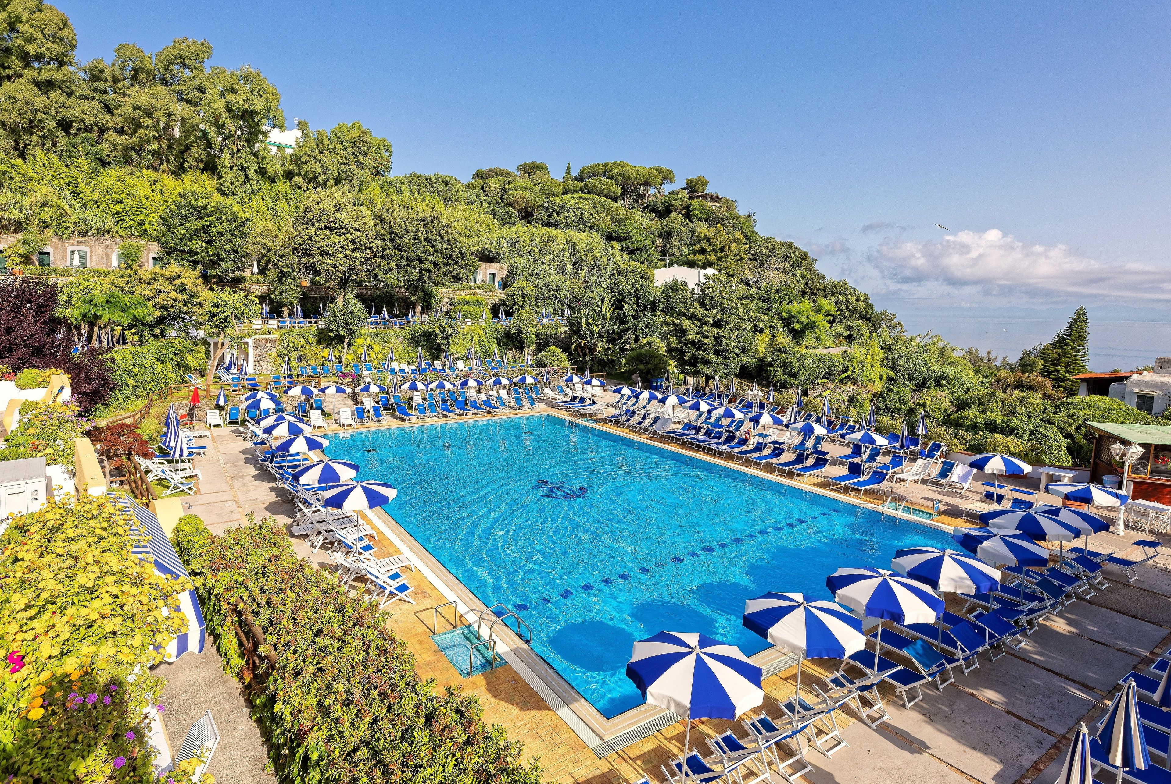 2 piscinas techadas, 8 piscinas al aire libre, sombrillas