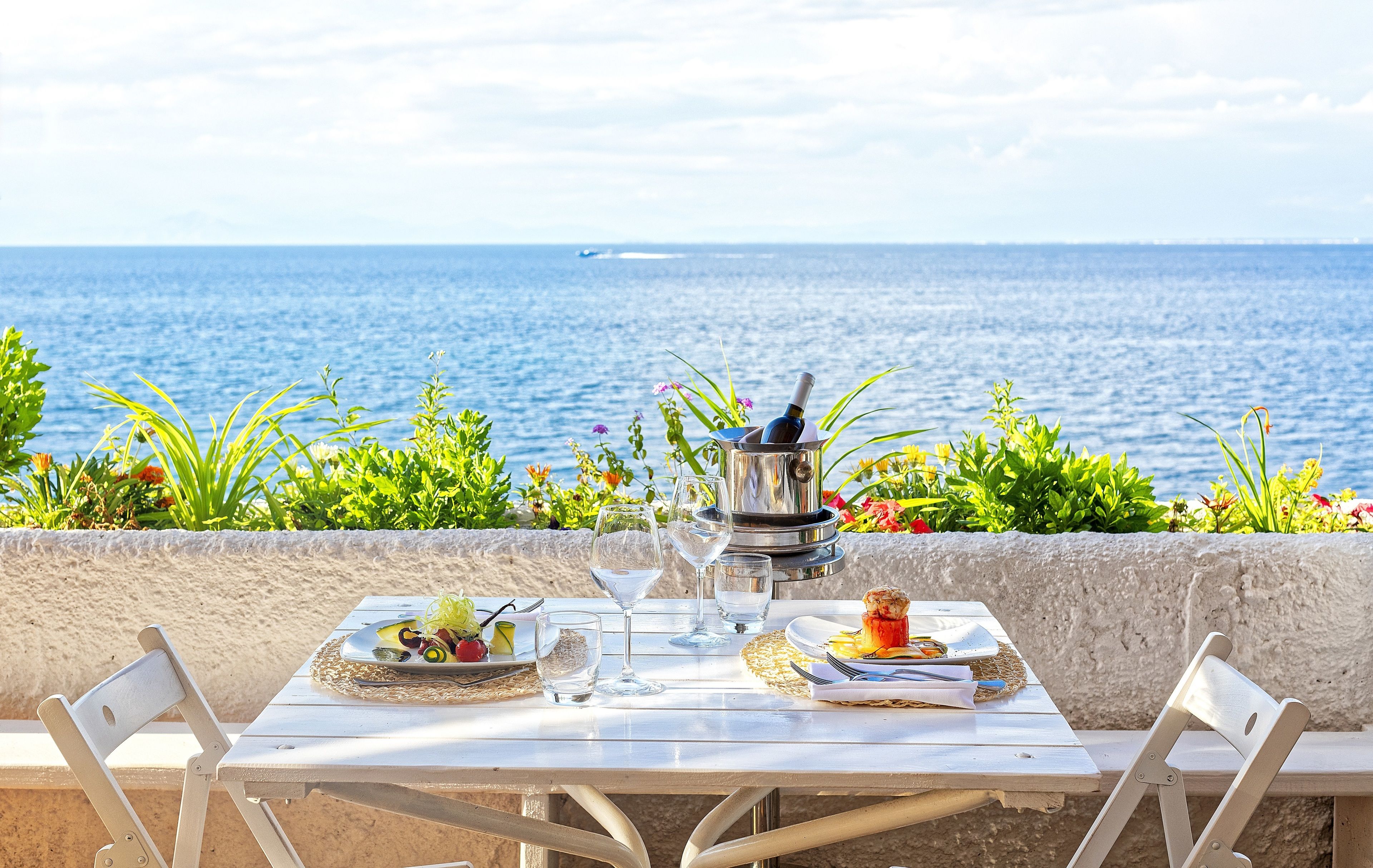 2 restaurants, breakfast, lunch, dinner served; italian cuisine