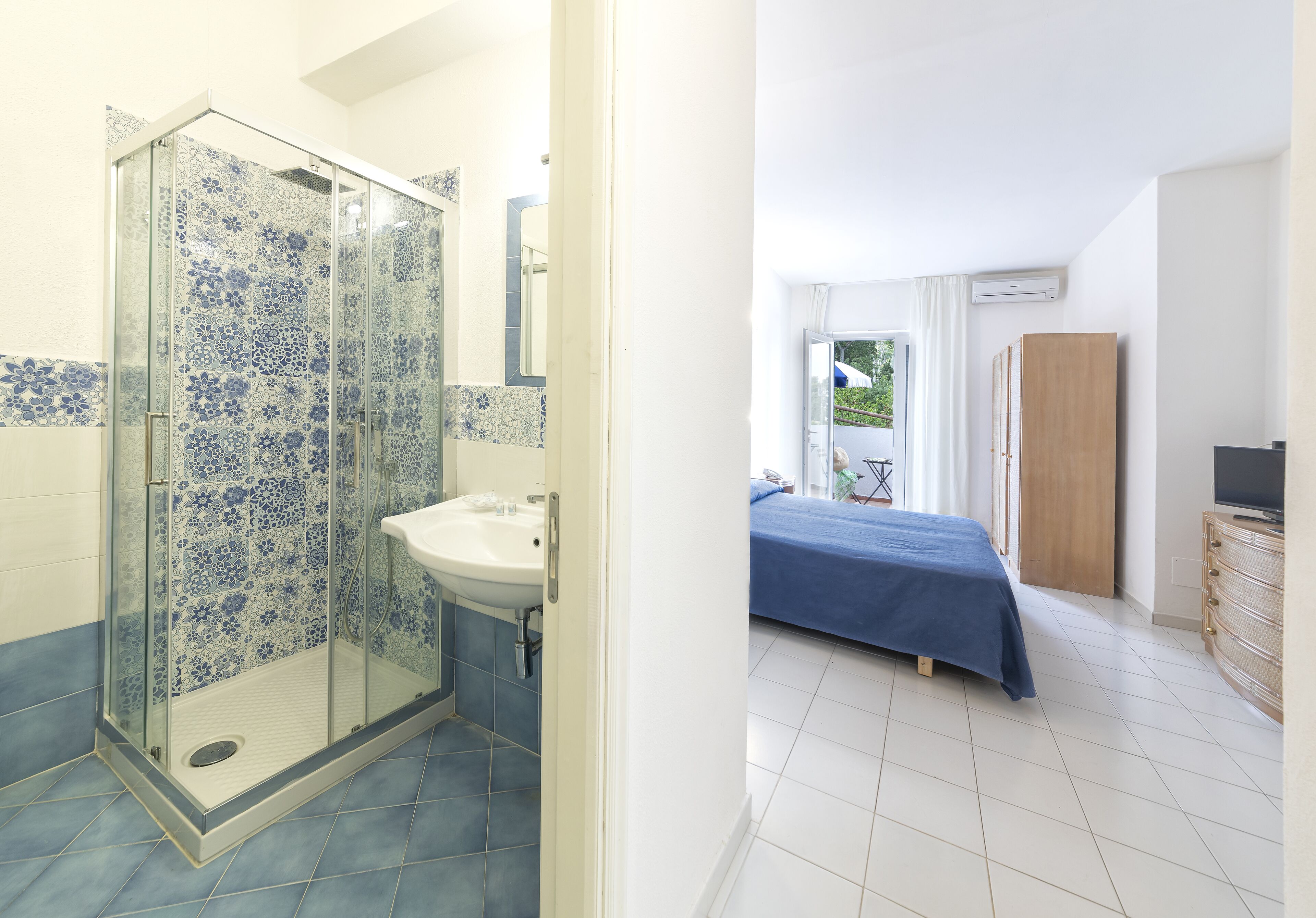 family room | bathroom | shower, free toiletries, hair dryer, bidet