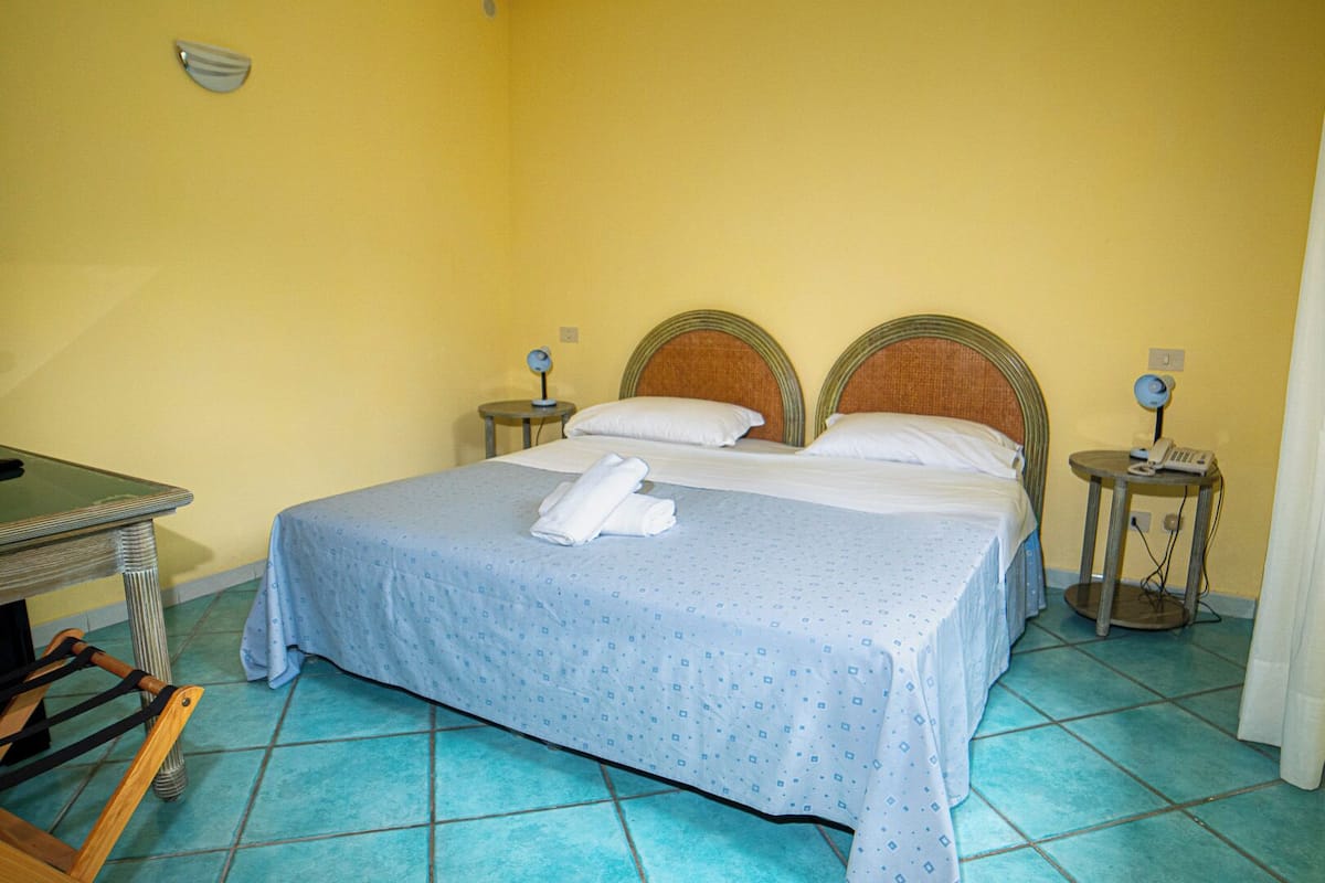 Quarto casal econômico | 1 quarto, frigobar, cofres nos quartos, individualmente decorados