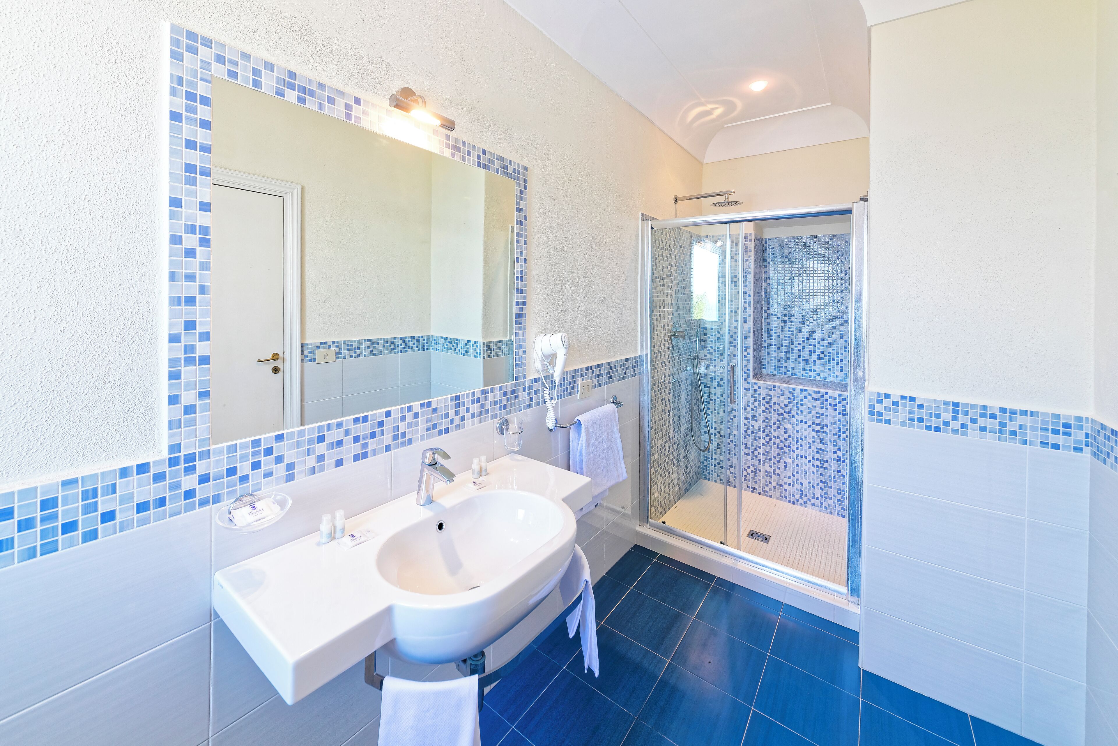 junior suite, terrace | bathroom | shower, free toiletries, hair dryer, bidet