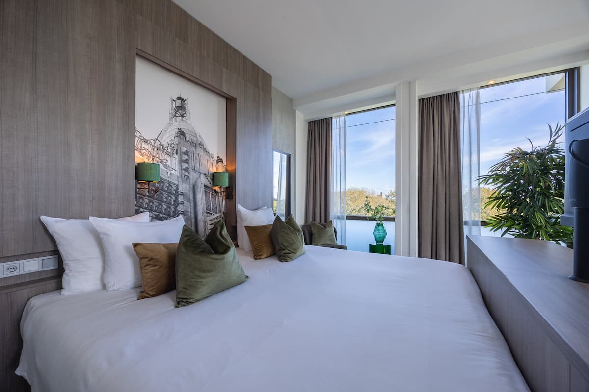 Executive Room, 1 King Bed (1 Single Bed, Panoramic View) | Pillowtop beds, in-room safe, desk, laptop workspace