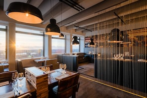 2 restaurants, lunch served