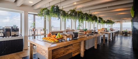 Petit déjeuner buffet (21.50 EUR par personne)