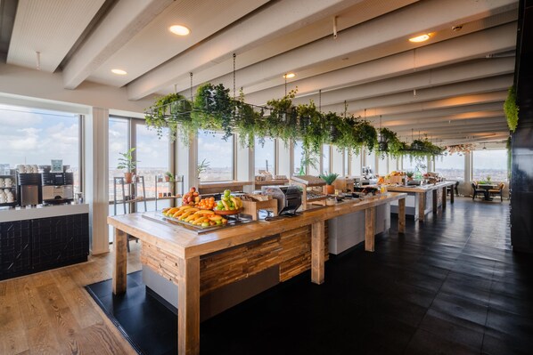 Tägliches Frühstücksbuffet (21.50 EUR pro Person)