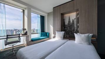 Deluxe-huone (1 Twin Bed) | Pillowtop-patjalliset sängyt, tallelokero huoneessa, työpöytä