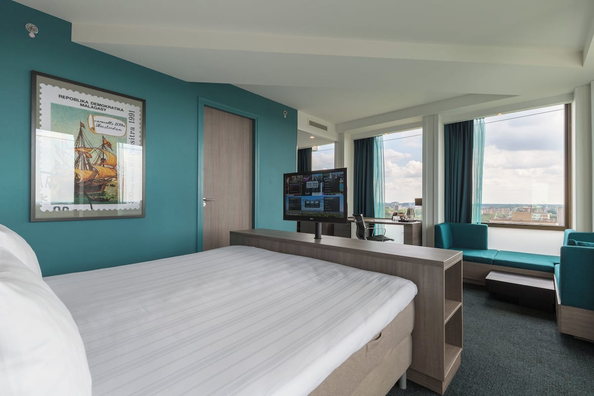 Habitación ejecutiva, 1 cama de matrimonio grande (1 Single Bed, Panoramic View) | Colchones con acolchado adicional, caja fuerte, escritorio