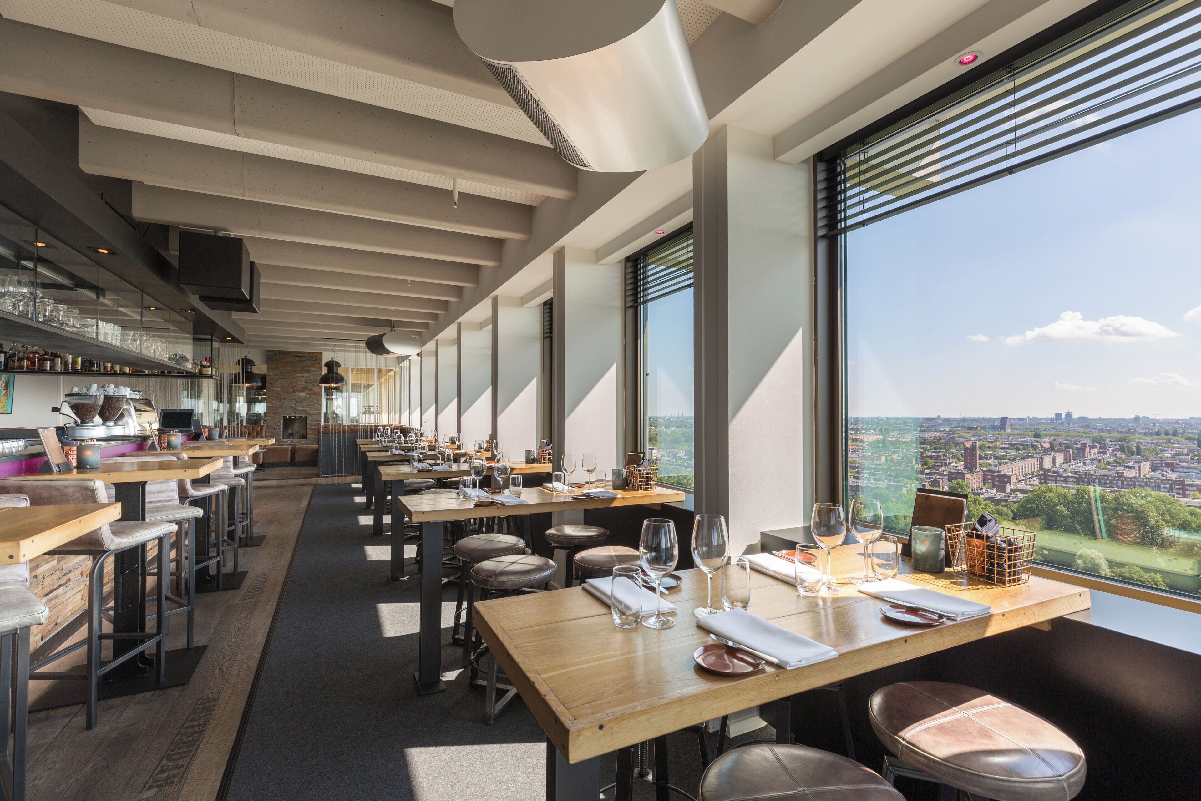 2 restaurants, lunch served