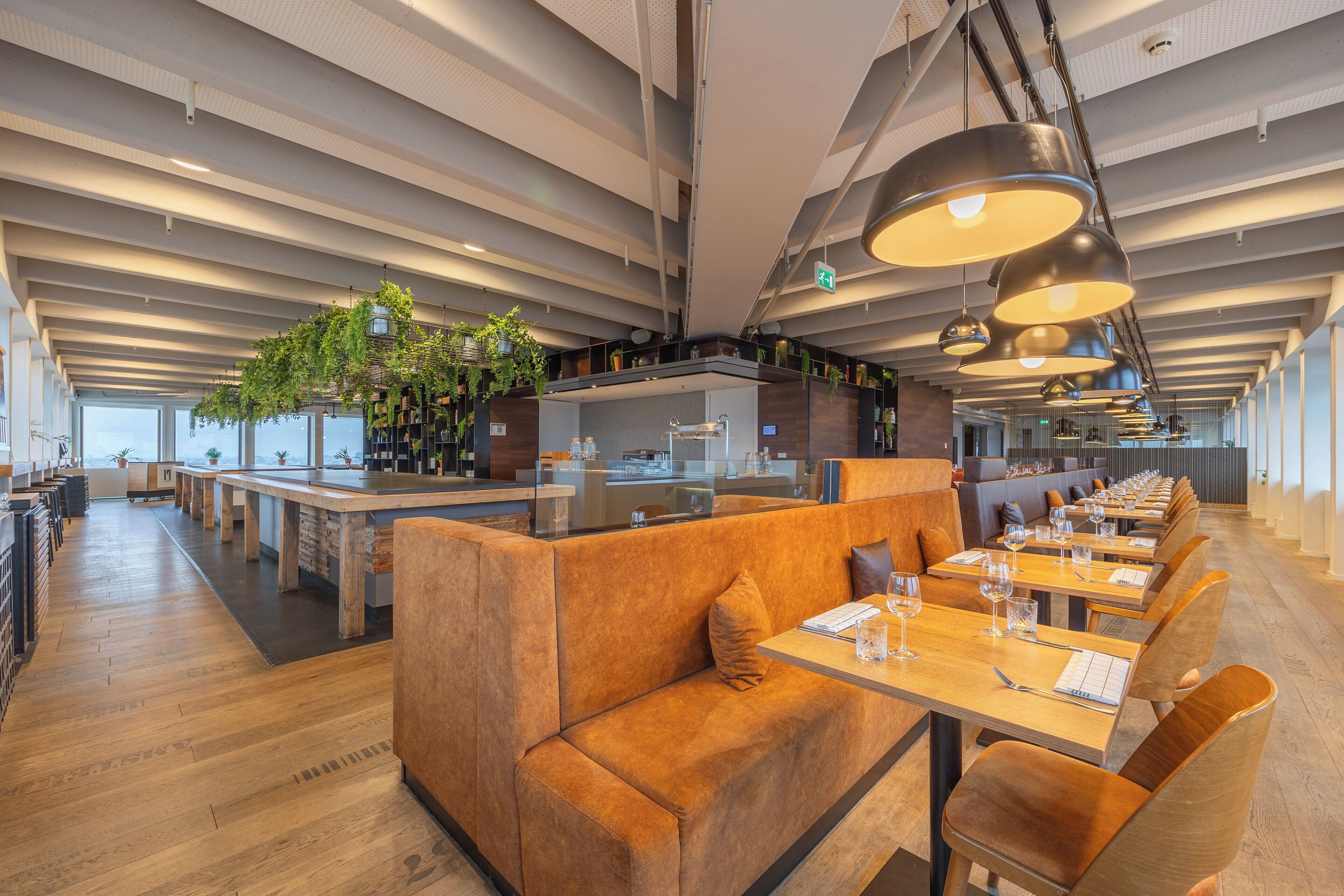 2 restaurants, lunch served