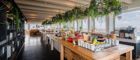 Frukostbuffé varje dag (EUR 21.50 per person)