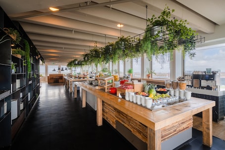 Desayuno buffet diario (EUR 21.50 por persona)