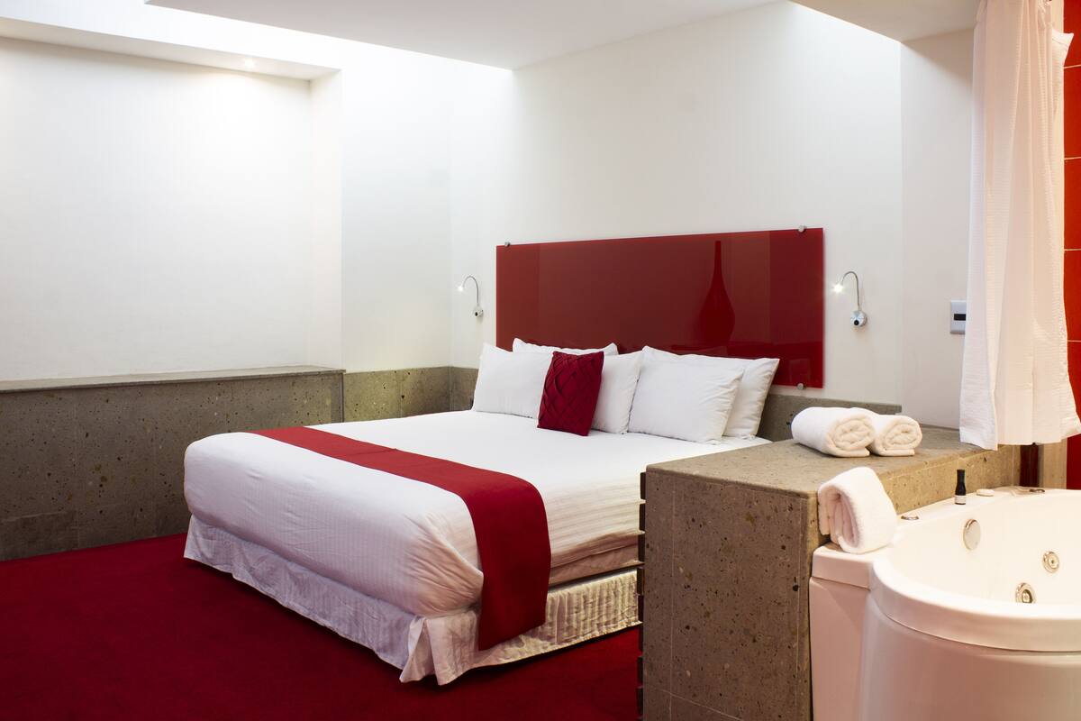 Superior Room, 1 Katil Raja (King) | Peti besi dalam bilik, meja, langsir/tirai gelap terus 