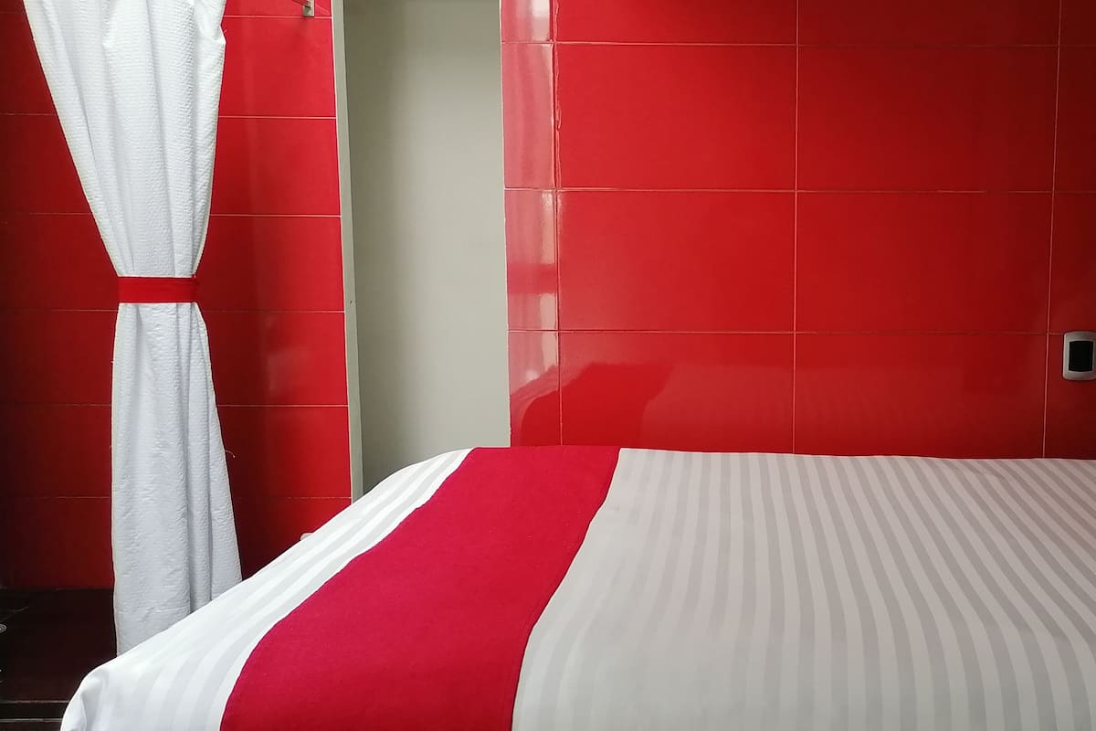 Junior Room | Peti besi dalam bilik, meja, langsir/tirai gelap terus 